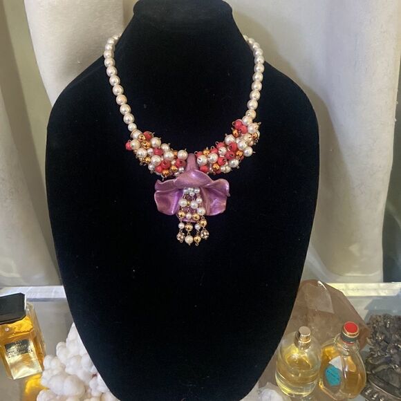 Carolee Vintage necklace with faux pearls and almost clay like flower bulb. - Picture 3 of 9